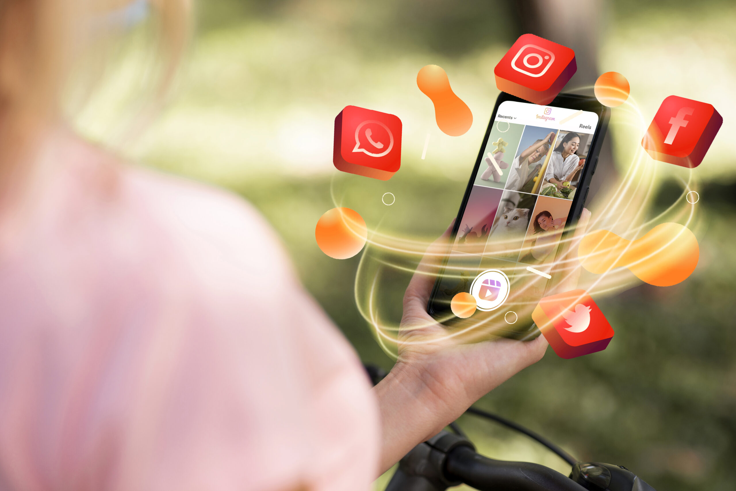 Empresária mexendo no celuclar. Ícones de mídia social de realidade aumentada aparecem no smartphone. Internet das Coisas, Conectividade e Conceito Online.