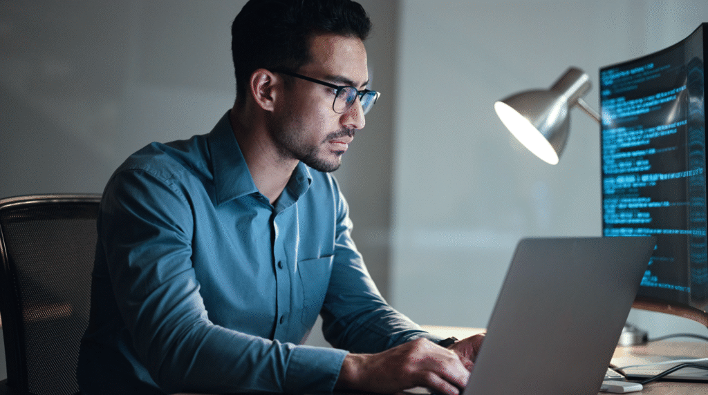 Profissional aplicando otimizações de SEO técnico em um site no notebook
